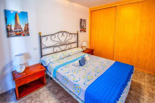 um pequeno quarto com uma cama e uma mesa de cabeceira em Blue Views Vivienda Vacacional em Puerto Rico de Gran Canaria