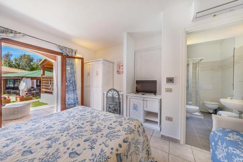 Un pat sau paturi într-o cameră la Marina Manna Hotel and Club Village