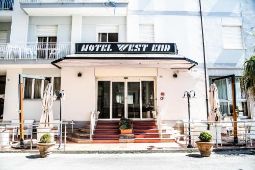 Fachada o entrada de Hotel West End