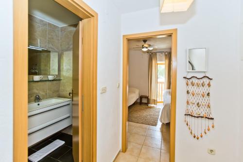 y baño con lavabo y espejo. en Villa Sunce, en Hvar