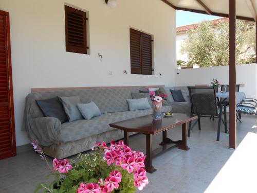 un salon avec un canapé et une table dans l'établissement Apartman Mirela, à Rovinj