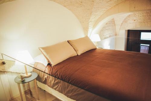 - une chambre avec un lit dans l'établissement Civico 5, à Alberobello