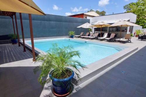 Swimming pool sa o malapit sa Queens Hotel