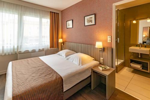 Кровать или кровати в номере Hôtel Le Jersey