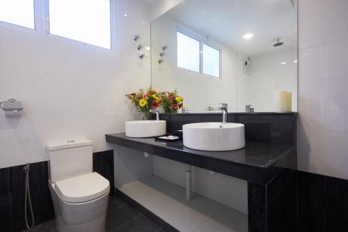 a bathroom with a sink and a toilet at Ahn-Yi Residence in Brinchang