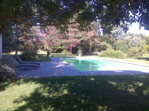 - une piscine au milieu d'une cour dans l'établissement Garros, à Fronsac