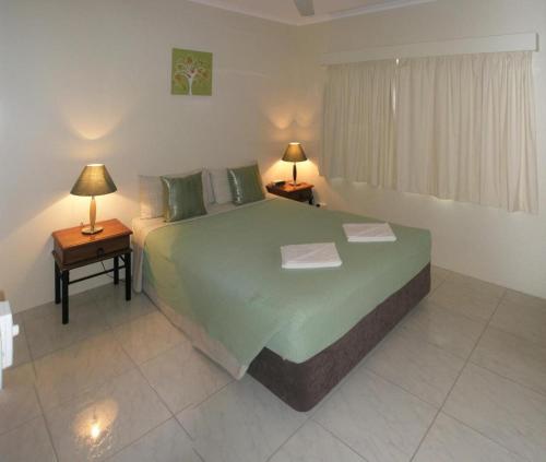 A bed or beds in a room at Tradewinds McLeod Holiday Apartments