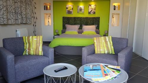 une chambre avec un lit, deux chaises et une table dans l'établissement A Mandria, à Porticcio