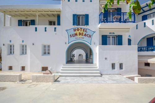 un bâtiment avec un panneau indiquant la plage ensoleillée de l'hôtel dans l'établissement Sun Beach Hotel, à Naxos Chora