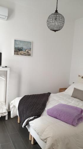 Schlafzimmer mit einem Bett und einem Kronleuchter in der Unterkunft Geko Suite Toledo in Neapel