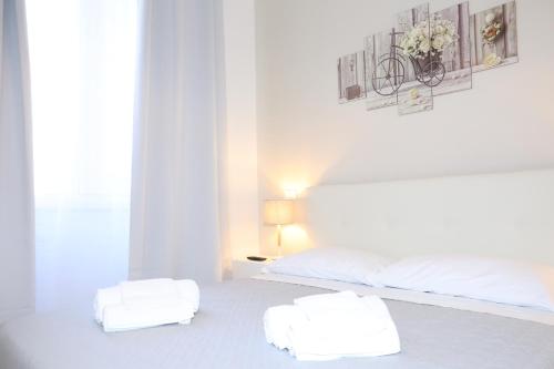 1 dormitorio con 1 cama y 2 toallas blancas en Unique luxury apartment and rooms, en Roma