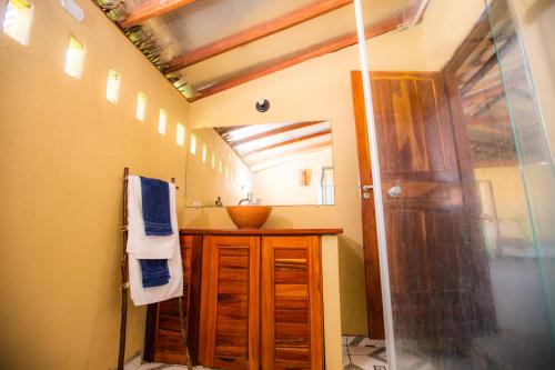ein Badezimmer mit Waschbecken und Dusche in der Unterkunft Beach House- KiteAliCori , Macapa' in Ponta do Anel