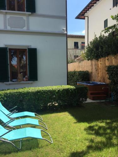 a blue chair in the yard of a house at Villa Della Certosa in Gambassi Terme