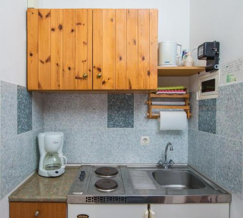 een keuken met een wastafel en een aanrecht bij Poseidon Apartment in Archangelos