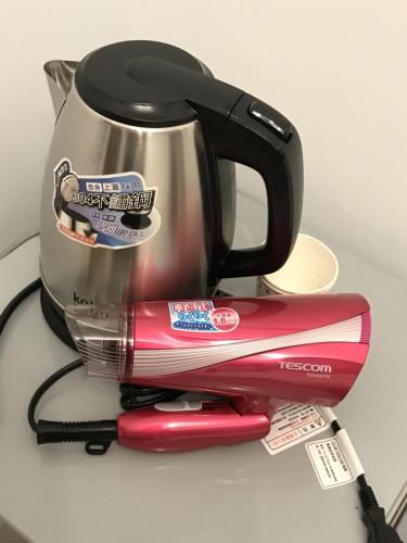 a coffee pot and a toothbrush and tooth paste at 玖拾捌民宿-98bnb in Hualien City