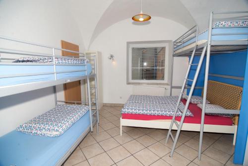 Tempat tidur susun dalam kamar di Most Hostel