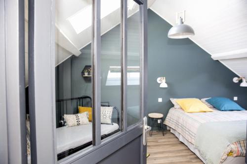 Una cama o camas en una habitación de Une Odeur de Tilleul