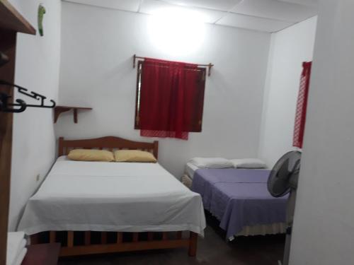 Un pat sau paturi într-o cameră la Bananas Guest House Private Room