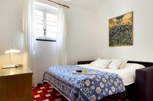Una habitación de hotel con una cama y una ventana. en Casa a 10m dal Mare, en Palau