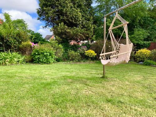 a swing in the grass in a yard at STRANDHUUS Norddeich in Norddeich