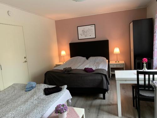 a hotel room with two beds and a mirror at Villa Tullgatan Borgholm in Borgholm