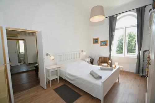 - une chambre avec un lit blanc et un miroir dans l'établissement Central apartment with beautiful sea view, à Opatija