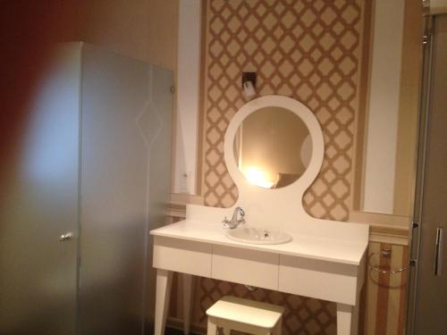 a bathroom with a sink and a mirror at Apartamentos Torremenguada in Torremenga