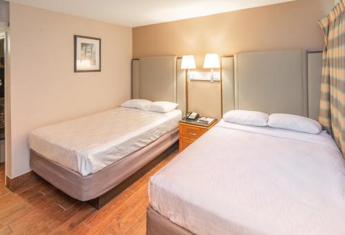 Katil atau katil-katil dalam bilik di Budgetel Inn & Suites