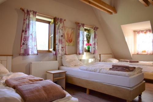 En eller flere senge i et værelse på Villa Harta