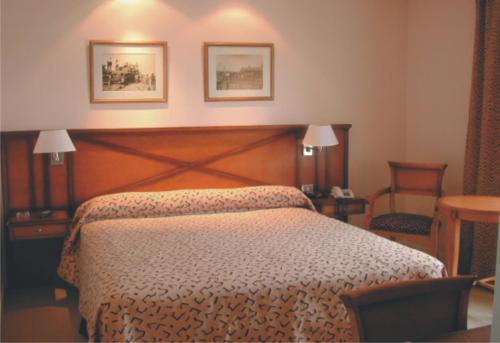 Una cama o camas en una habitación de Elegance Hotel