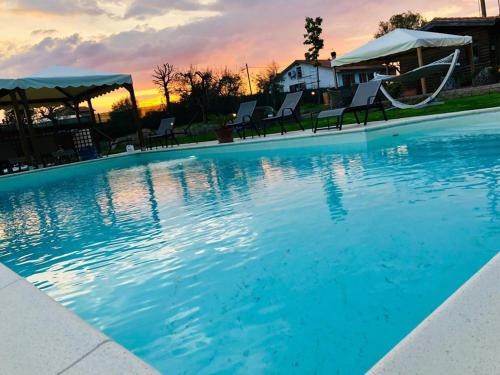 Bazén v ubytování Agriturismo Quercetelli nebo v jeho okolí