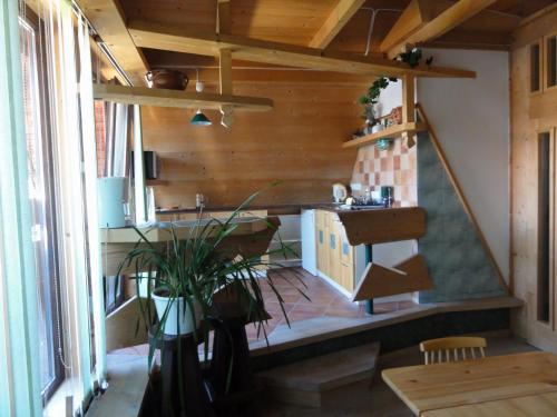 una cocina con una escalera en una casa pequeña en Apart-Med, en Zakopane