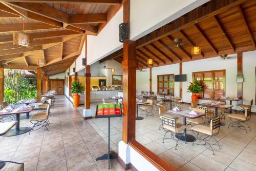 an empty dining room with tables and chairs at Country Inn & Suites by Radisson, San Jose Aeropuerto, Costa Rica in San José