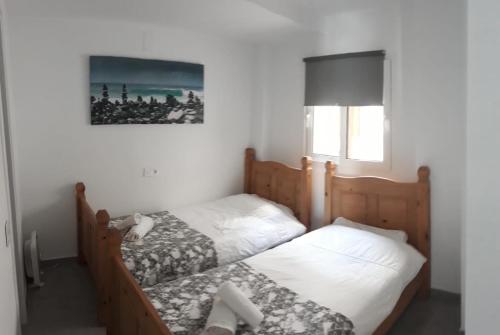 マニルバにあるDuquesa Seafront Marinaの壁に絵が描かれたベッドルームにツインベッド2台が備わります。