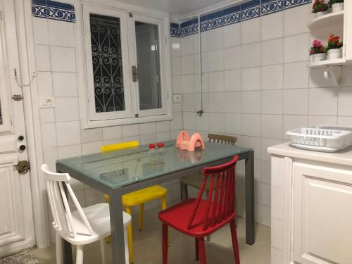 a kitchen with a table and four chairs at New cosy 2 bedrooms in La Marsa in La Marsa