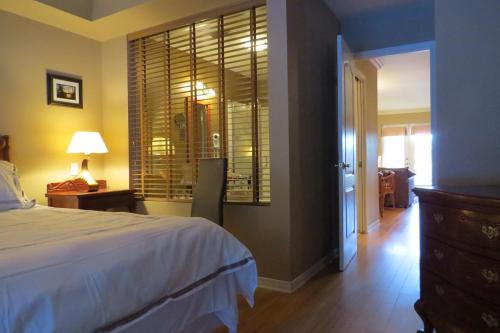 Säng eller sängar i ett rum på Appart-hôtel Villégiature Saint-Sauveur
