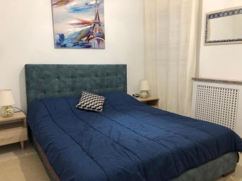 - une chambre avec un lit bleu et une couverture bleue dans l'établissement New cosy 2 bedrooms in La Marsa, à La Marsa
