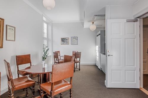 a dining room with a table and chairs at Livgrenadjärmässen Hotell-Fest-Konferens in Linköping