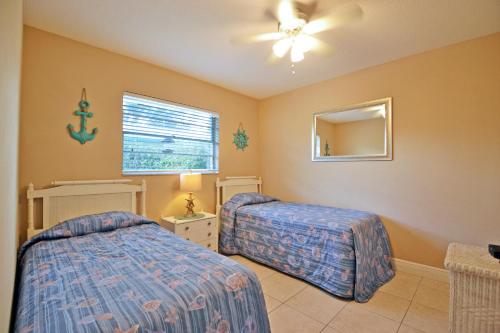 1 Schlafzimmer mit 2 Betten und einem Fenster in der Unterkunft Paradise Beach - East 2414 in Bradenton Beach