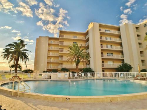 une piscine avec des palmiers en face d'un hôtel dans l'établissement Siesta Key Beach 5830 #T34, à Siesta Key