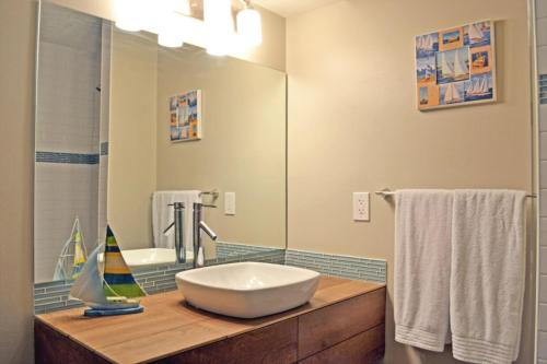 baño con lavabo y espejo grande en Crescent Beach 1011 #1, en Sarasota