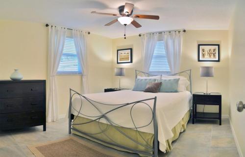 Schlafzimmer mit einem Bett und einem Deckenventilator in der Unterkunft One Ocean - B 1103 in Sarasota