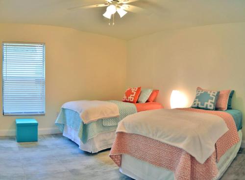 Ένα ή περισσότερα κρεβάτια σε δωμάτιο στο Bradenton Lakefront Home 1903