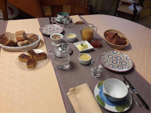 - une table avec du pain et d'autres aliments dans l'établissement La grange, à Kervignac