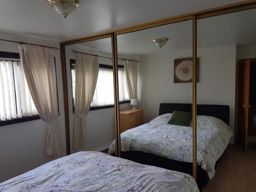Giường trong phòng chung tại 3 bed room house