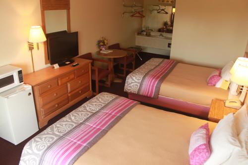 Una cama o camas en una habitación de Ozark Valley Inn