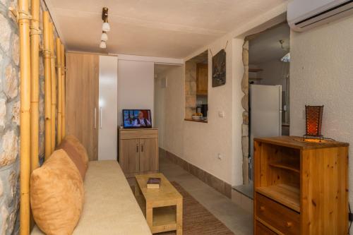 Μια τηλεόραση ή/και κέντρο ψυχαγωγίας στο Apartments Mirian