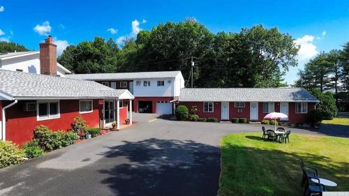 a red and white house with a table and chairs at Red Ranch Inn in Catskill