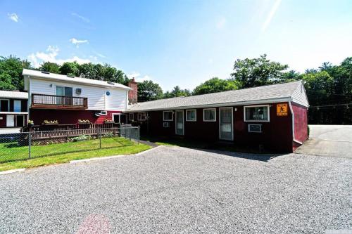 a house with a driveway in front of it at Red Ranch Inn in Catskill