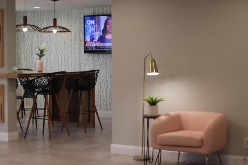TV a/nebo společenská místnost v ubytování Arya Inn and Suites